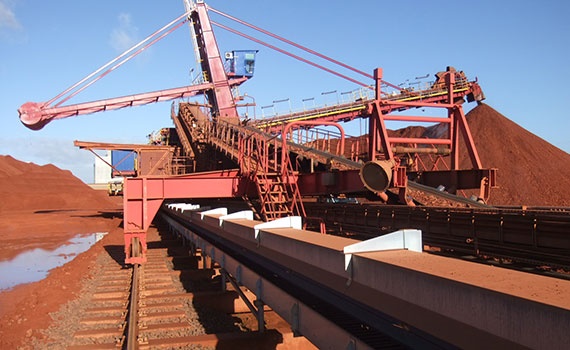 Conveyor system in aluminium oxide production outdoor storage